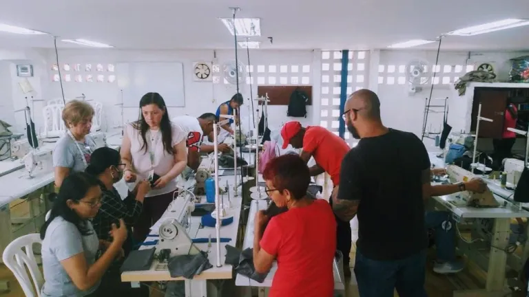 Cooperativismo de paz en Cali: mujeres cabeza de hogar, adolescentes y jóvenes trabajan por el desarrollo social