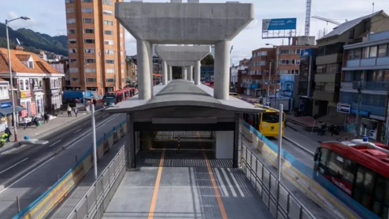 TransMilenio avanza en la accesibilidad de sus estaciones con puertas automáticas, señales auditivas y luminosas, y espacios diseñados para facilitar la movilidad de los usuarios.