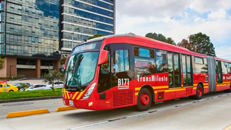 Un grupo de personas retuvo un bus de Transmilenio en las marchas