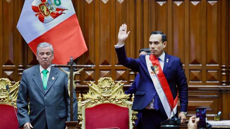 Esta foto del Congreso de la República del Perú, tomada y publicada el 10 de octubre de 2025, muestra al nuevo presidente interino de Perú, José Jeri Ore (derecha), prestando juramento durante una ceremonia en el Congreso Nacional en Lima, después de que los legisladores destituyeran a la expresidenta Dina Boluarte. 