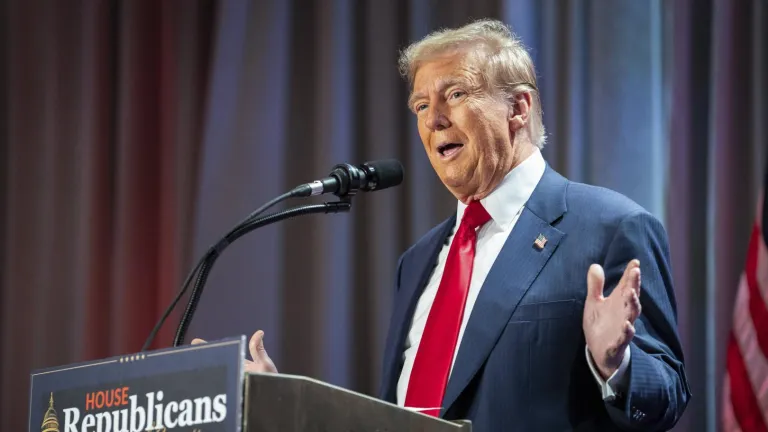 Trump agilizará trámites medio ambientales  