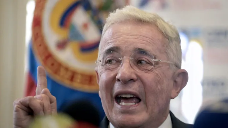 Álvaro Uribe defiende las pequeñas empresas y rechaza las reformas laborales del Gobierno nacional