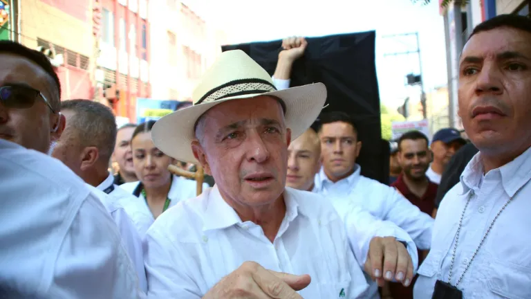Uribe pide intervención militar en Venezuela