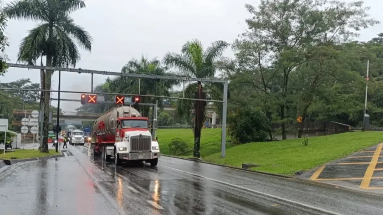 Vía al Llano cierres preventivos por lluvias