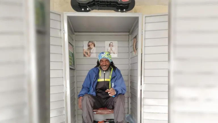 Charlie Black, el lustrabotas que encanta las calles de Bogotá
