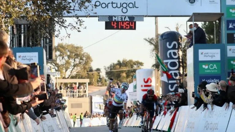 Sergio Higuita ganó la última etapa de la Vuelta al Algarve