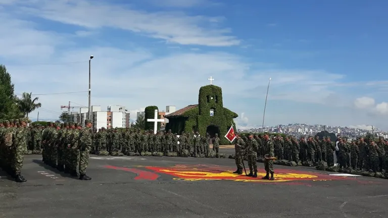 Desfile en el Batallón de Infantería Ayacucho de Manizales