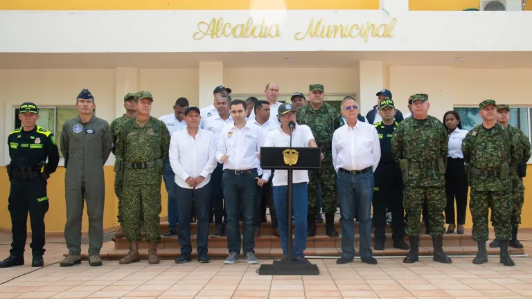 Presidente Petro suspendió órdenes de extradición de negociadores del Eln