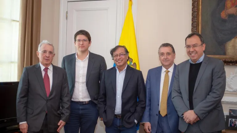  Petro y Uribe se reúnen para hablar sobre la reforma tributaria