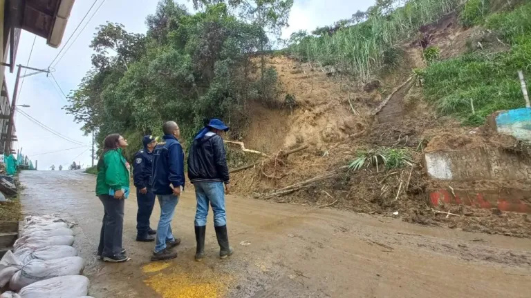 Intensas lluvias y vientos huracanados causan varias afectaciones en Medellín