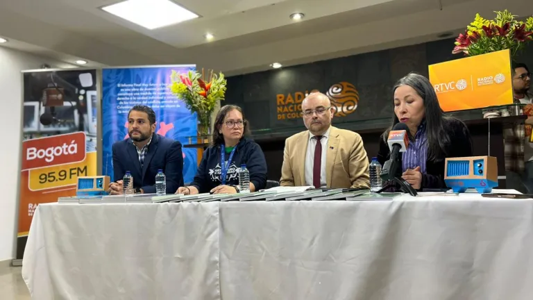 Entrega impresa de la colección del informe final a RTVC | Paz