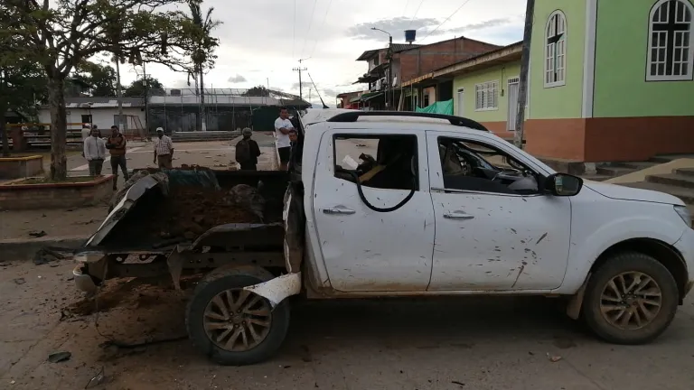 Atentados contra dos estaciones de policía en Cauca dejan un uniformado muerto
