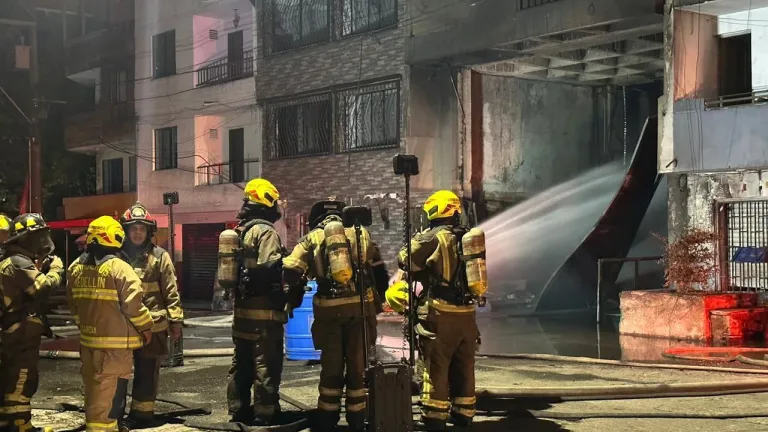 Cuatro personas lesionadas por incendio en Medellín