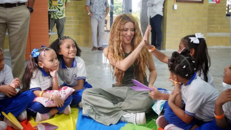 Shakira hace llamado para trabajar por la educación en Colombia