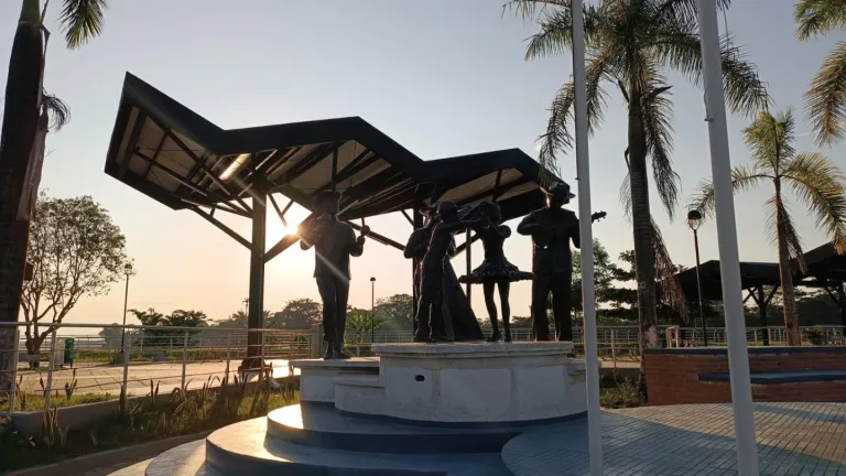 Malecón ecoturístico de la paz en Arauquita o parque de las banderas
