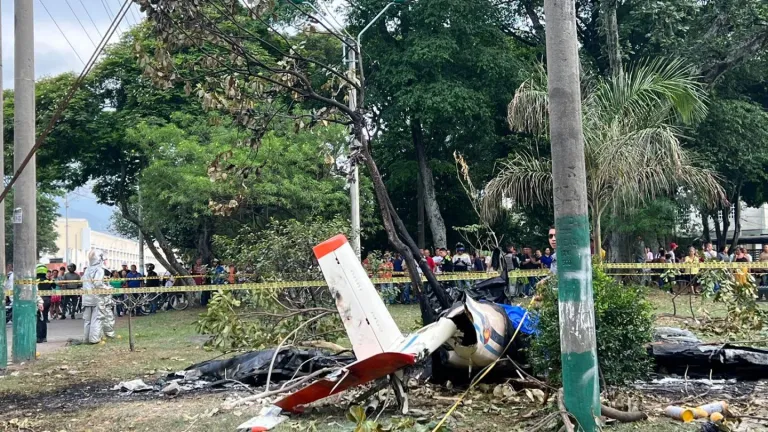Urgente | Accidente en Cali: una avioneta colisionó y dejó una persona muerta