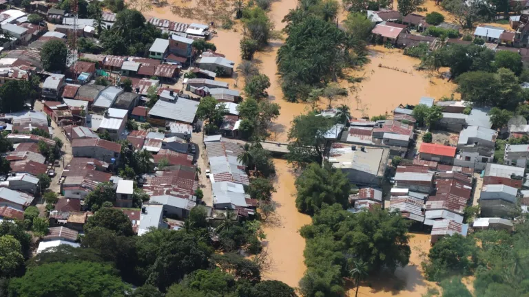 Familias afectadas por las inundaciones en Zaragoza, Antioquia