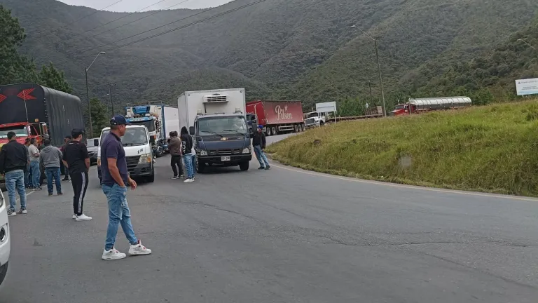 Transportadores bloquean el ingreso a Pasto y el puente de Rumichaca, en la frontera con Ecuador