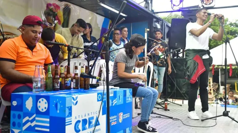 Música hecha con materiales reciclables | Medio Ambiente 