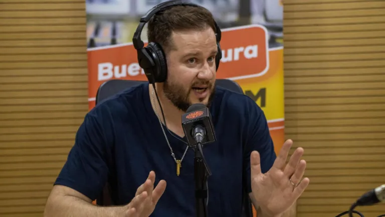 Diego Ruzzarin conversa con gerente Hollman Morris E
