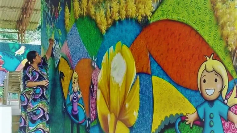 Mujer que realiza acupuntura macondiana en el Caribe | Artistas colombianas