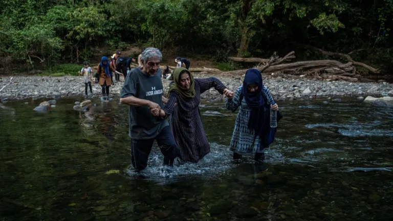 Fotoperiodista colombiano expone la travesía de migrantes en selva del Darién
