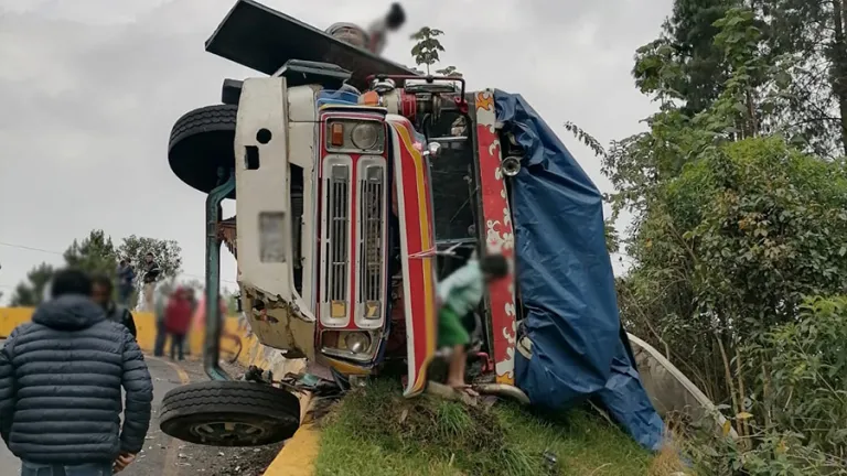 Bus con miembros de la minga indígena se accidentó en la vía a la Línea 
