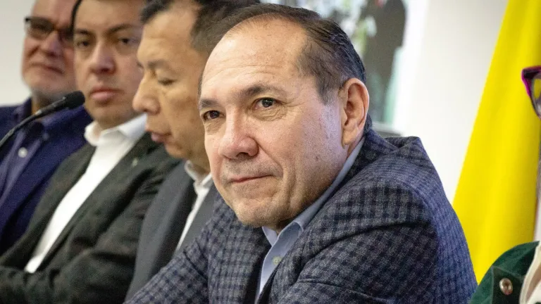"Uribe hizo referendo, Santos plebiscito, nosotros consulta popular": Antonio Sanguino