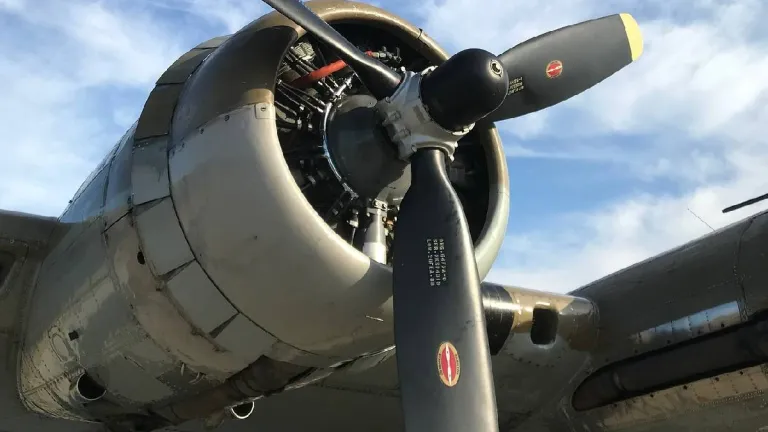 Accidente aéreo en Estados Unidos: Chocan dos aviones de la Segunda Guerra Mundial