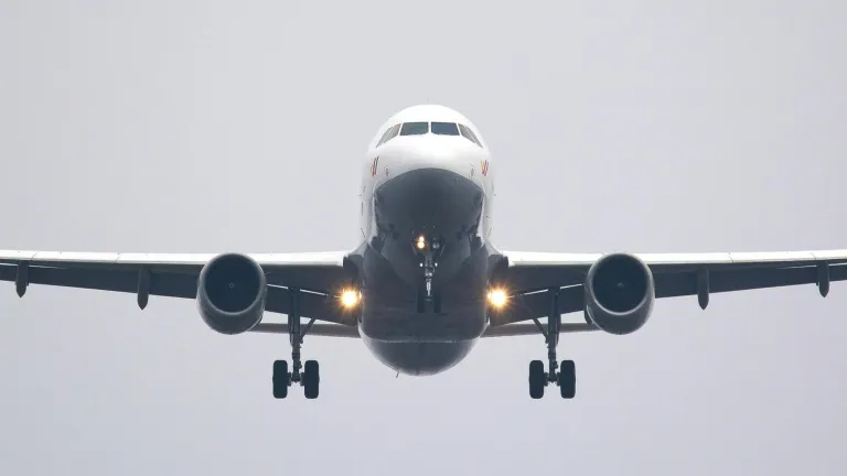 Aerolíneas suspenden vuelos a Venezuela por alerta de EE. UU.
