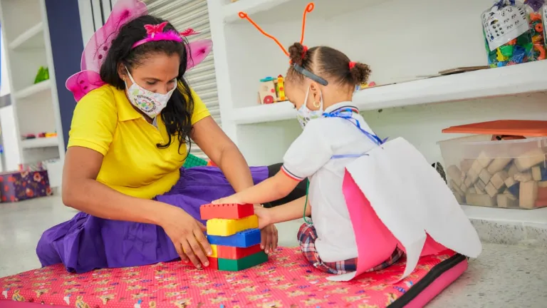 Madre comunitaria y sustituta: qué es, diferencias y labor