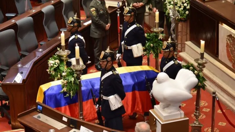 Despedida de Fernando Botero en Colombia: después de ceremonia en la Catedral Primada, hoy llega a medellín