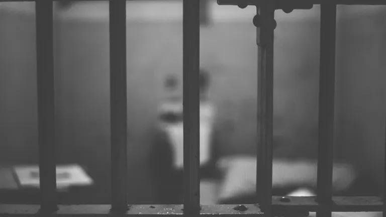 Cárcel a presuntos responsables de abusar a joven en Medellín
