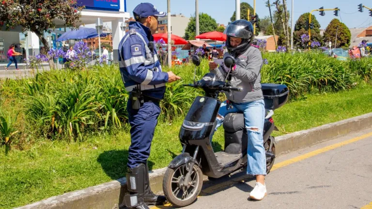Bogotá mantiene restricción a ciclomotores eléctricos en ciclorrutas pese a nueva ley