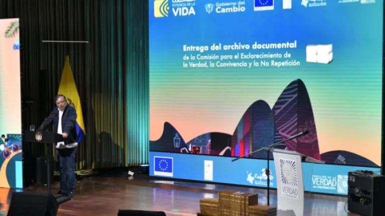 Comisión entregó a Colombia la verdad sobre el conflicto armado 