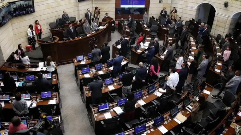 Senado aprueba disminuir vacaciones a Congresistas