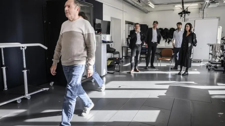 Un implante en la espina dorsal permite a enfermo de Parkinson caminar casi normalmente