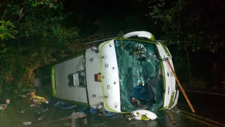  Volcamiento de bus en Antioquia dejó 24 migrantes heridos