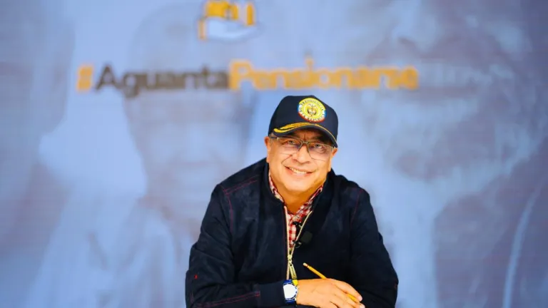 Gustavo Petro visita el colegio donde se graduó en 1976