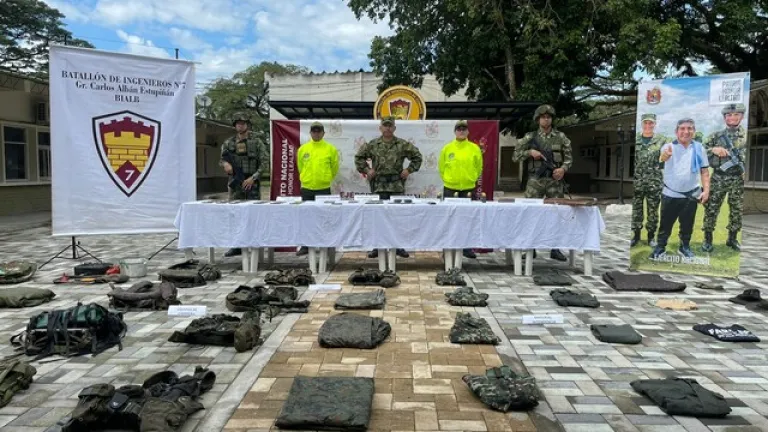 Ejército incauta armamento y uniformes de disidencias en el Meta
