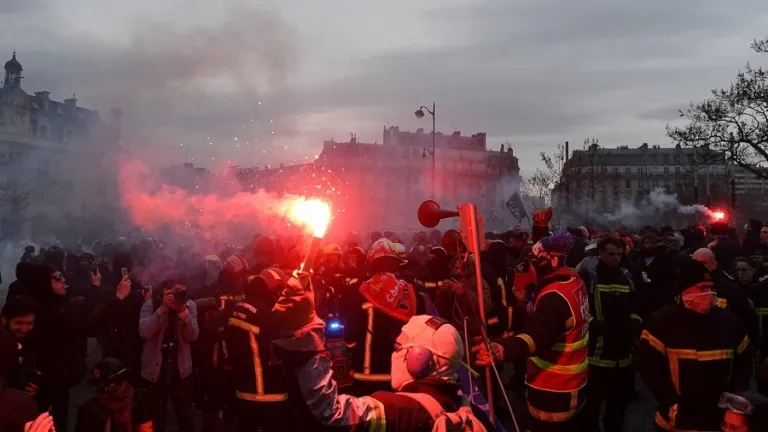 Protestas en Francia antes de moción de censura en el parlamento