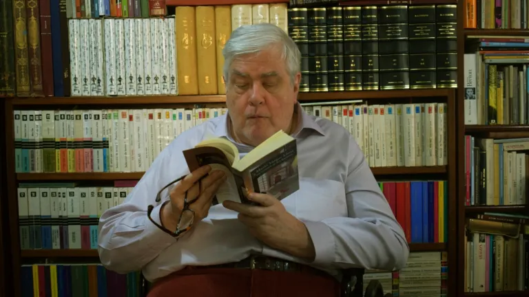 Juan Gustavo Cobo Borda, poeta y ensayista colombiano