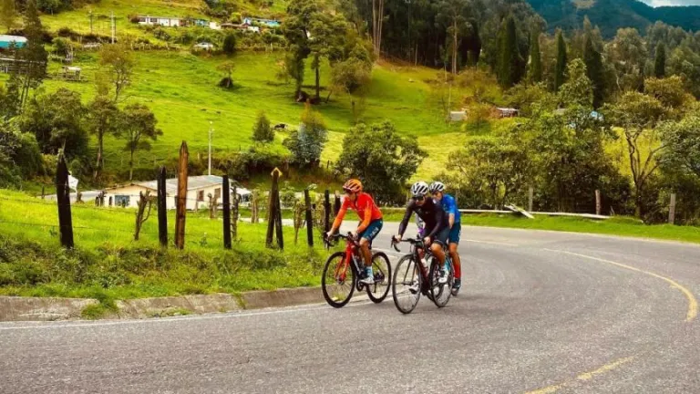 ¡Imparable! Egan Bernal vuelve a montar bicicleta en carretera luego de su accidente