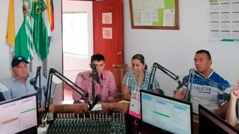 Emisoras comunitarias: así podrás obtener tu licencia para obtener tu emisora
