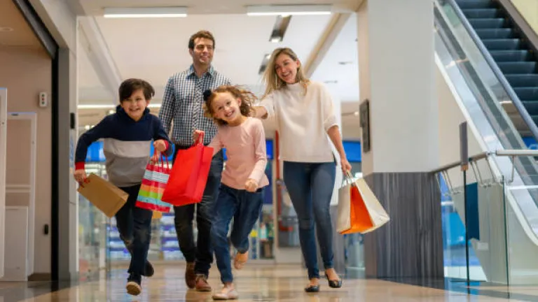 Consumo de los hogares impulsa la economía colombiana, según el Banco de la República