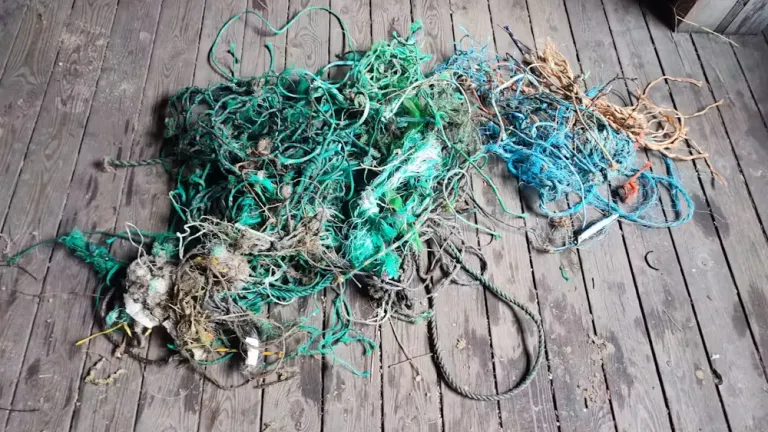 Las redes marinas abandonadas en los océanos, otra fuente de contaminación por plásticos