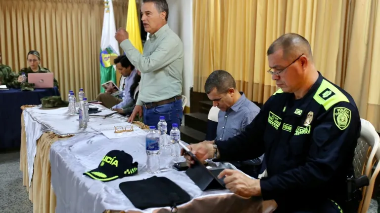 Farc y Clan del Golfo patrullan colegios rurales en Antioquia
