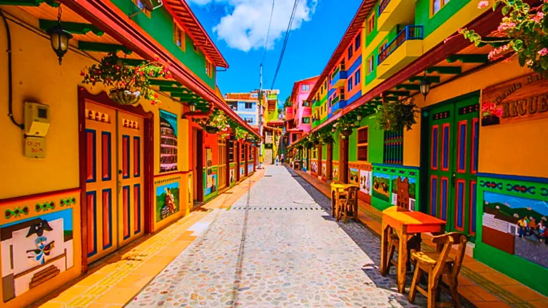 Guatapé celebra 215 años con actividades culturales y las Fiestas de los Zócalos.