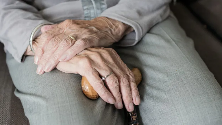 Maltrato a adultos mayores: casos aumentaron un 28 % en 2021