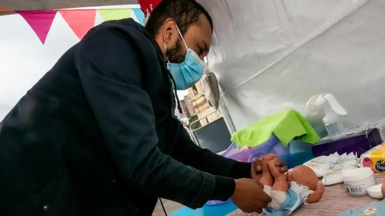 Escuela "A cuidar se aprende" abre nuevas sedes en Bogotá para promover equidad en las tareas domésticas.